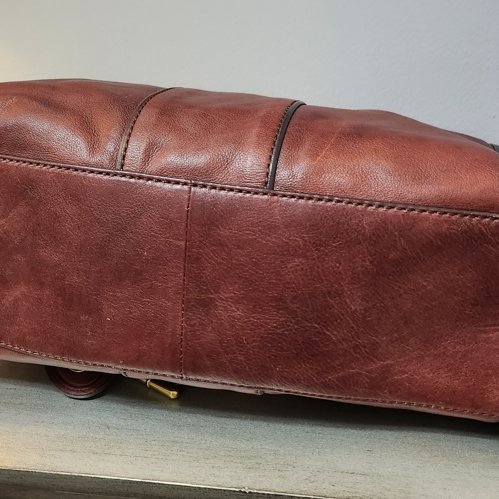 Fossil Burgundy Leather Shoulder Bag with Gold Hardware - Picture 5 of 7